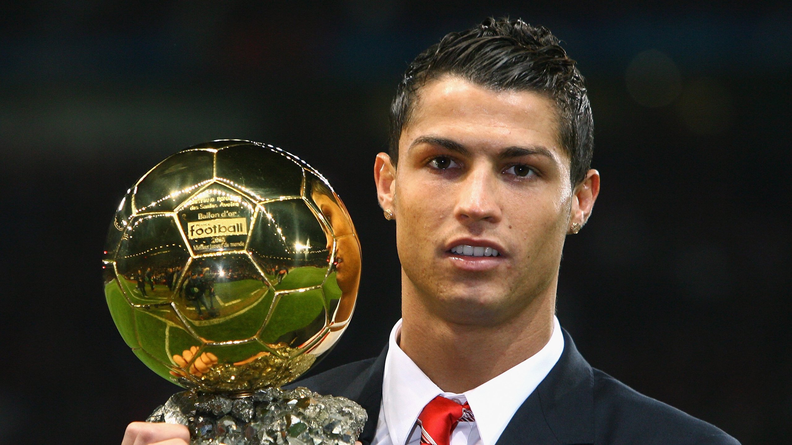 爱游戏娱乐-欧冠决赛之夜，利拉德全程高能输出，当篮球巨星成为足球盛宴的另类焦点