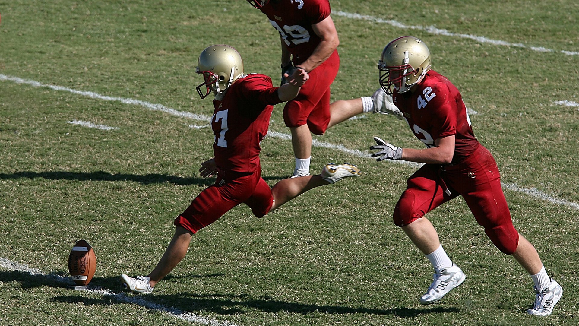 爱游戏在线-东决关键战之夜，伦纳德用沉默的钢骨，撑起一座城市的重量